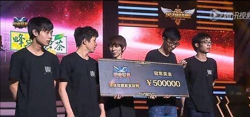 LPL选手赛场上的经典瞬间 小虎单杀Faker世人瞩目
