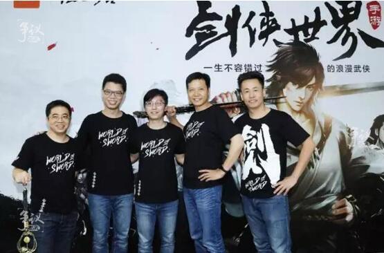 发布会现场，邹涛、雷军、尚进等几位高管衣着统一，手持宝剑，在宣传板前合影留念。