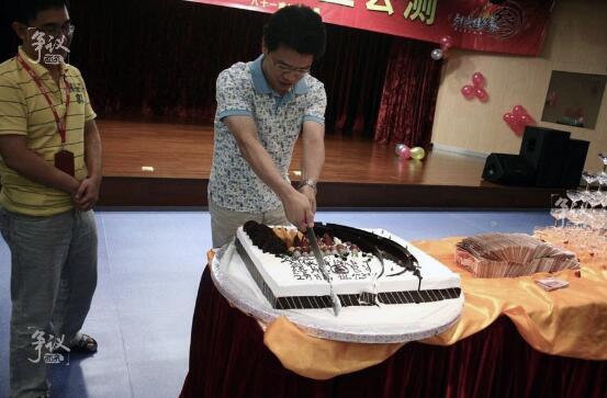 邹涛在《剑网3》公测庆功会上切蛋糕