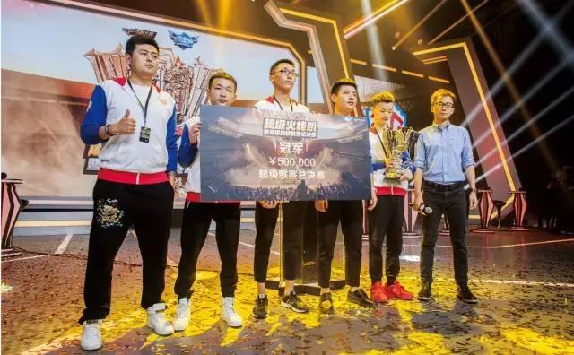 《新周刊》专题: 国民游戏背后的电竞生态圈