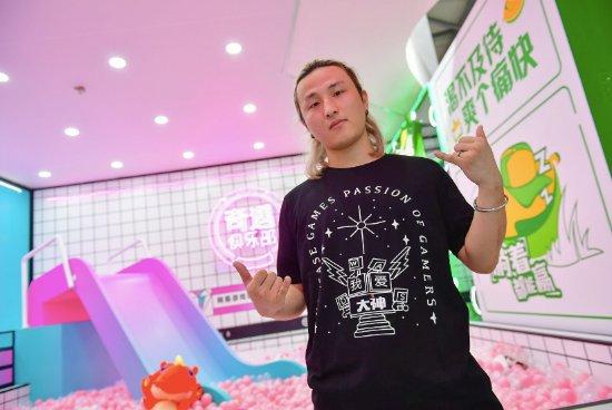 雪碧发“小姐姐快乐水”?奇遇俱乐部泳池趴开启
