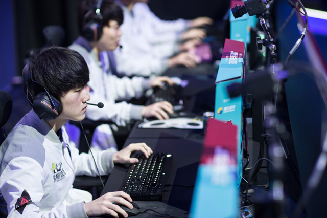 IG对阵WE上演宿命对决 LGD主场对阵EDG能