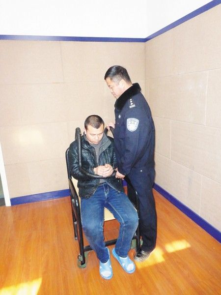 为抢游戏中“女友” 两男子约架打破头