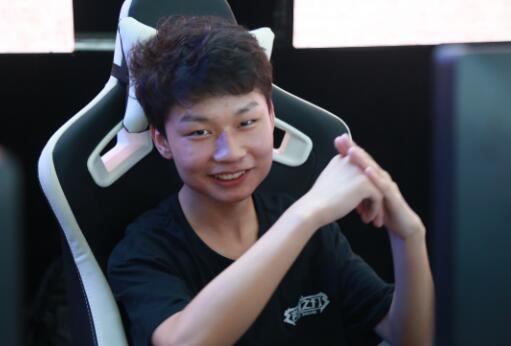 扶我起来还能打 英魂玩家谈电竞心路历程