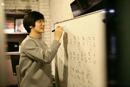 高颜值清华翻译官职教 EDG开设中韩文讲堂