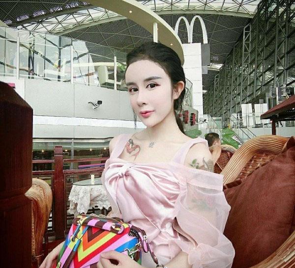 16岁女生全身整容 炫富你们每月有50万吗