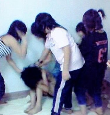 15岁女生遭同学罚跪拍裸照