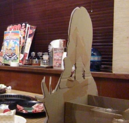 死宅真可怜 日本狂热粉丝与纸板人共进晚餐