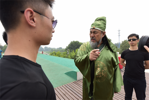 关二爷穿越帝都 打飞的代言手游三国群英传