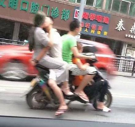 洋葱新闻：情侣摩托上演“花式”接吻 车上竟坐了男女四人