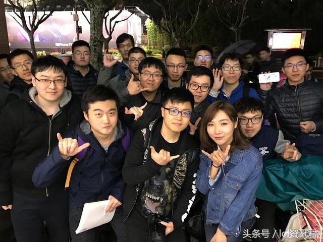 LOL主播女流爆粉丝合照 男女比例十零开亮瞎眼