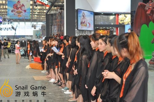 未能掩盖肚兜 蜗牛Showgirl春光乍泄