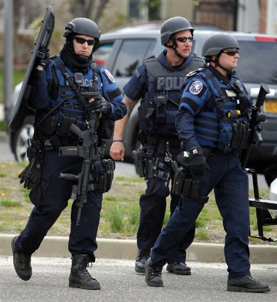 《使命召唤》玩家遭队友报复 被警察包围住宅