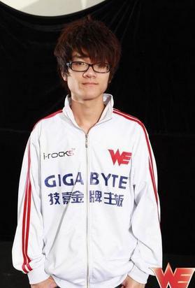 他曾是世界第一卡牌 如今混得比李晓峰还风光