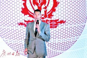 易建联亮相发布会:再赴NBA,每天都要突破自我