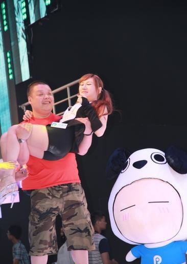 CJ游戏展惊险一幕!Showgirl被猥琐男抱起后痛