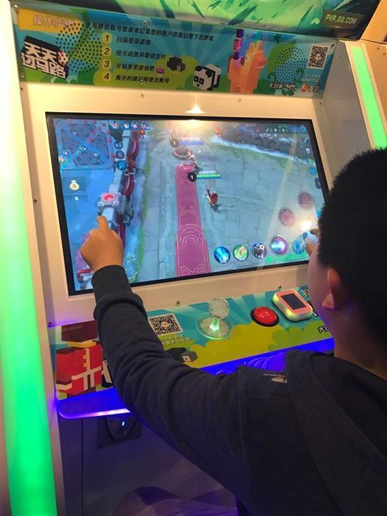 小学生在街机上玩王者荣耀 这是什么黑科技？
