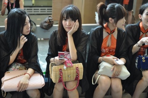 未能掩盖肚兜 蜗牛Showgirl春光乍泄
