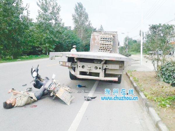 男子遭车祸 淡定躺血中玩手机等救援