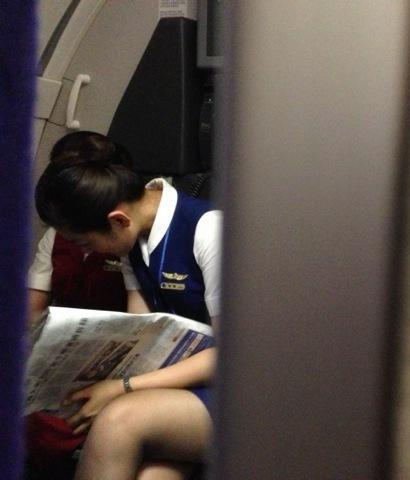 网友爆料：国航空姐飞行中偷玩手机30分钟