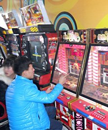 男子玩机 5万多一夜输光(组图)