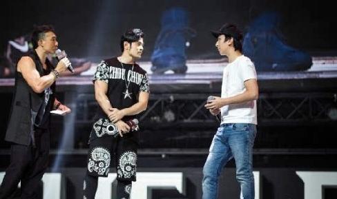 他曾是世界第一卡牌 如今混得比李晓峰还风光