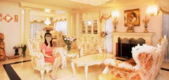 日本网友热议中国女主播房间背景布:情人旅馆吗?