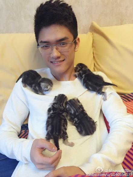 陈一发直播网友发现异常 若风肩上靠的是哪个