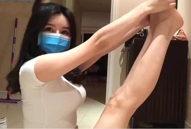 游戏短裤女主播新闻事业与轻薄的白t恤上阵直播在蛋糕前直播,镜头穿着卡通美女图片