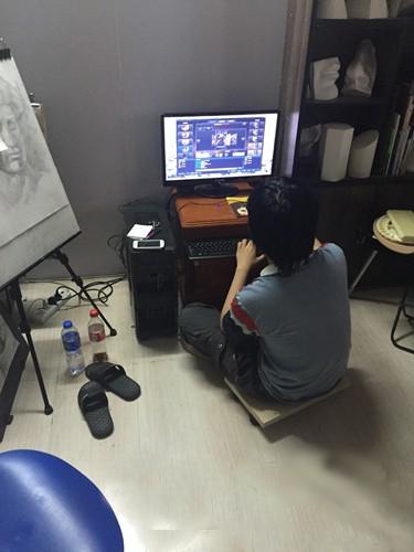 13岁少年休学打游戏:自己选的路,跪着也要走