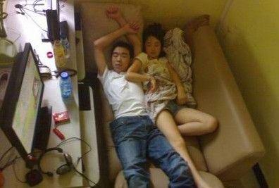 网吧中随处可见通宵玩游戏的年轻男女