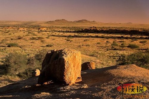 天降金属球 非洲纳米比亚砸出4米宽大坑_爱尚