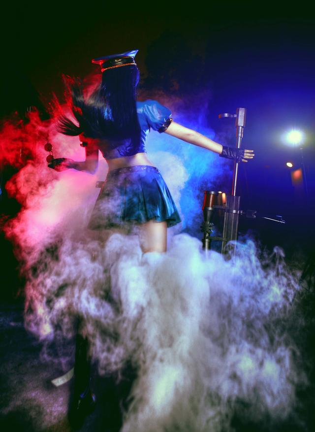 《英雄联盟》<em>皮城女警性感</em>COS 傲人巨乳太吸