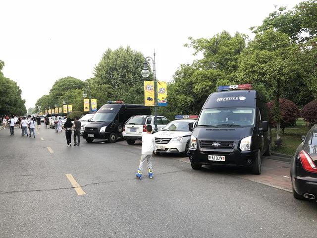 斗鱼直播节迎数十万游客 信号车、警车、医疗