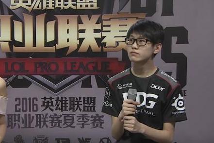 LPL全明星梦之队集训中 UZI妹扣下路野狗组