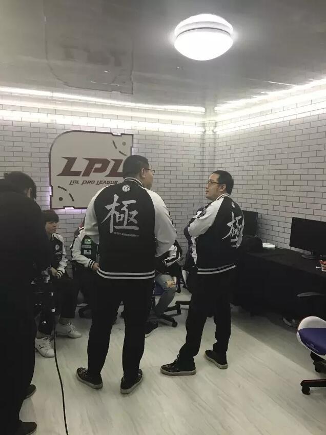 PDD笑笑联手复出?LPL比赛担任IG首发震惊