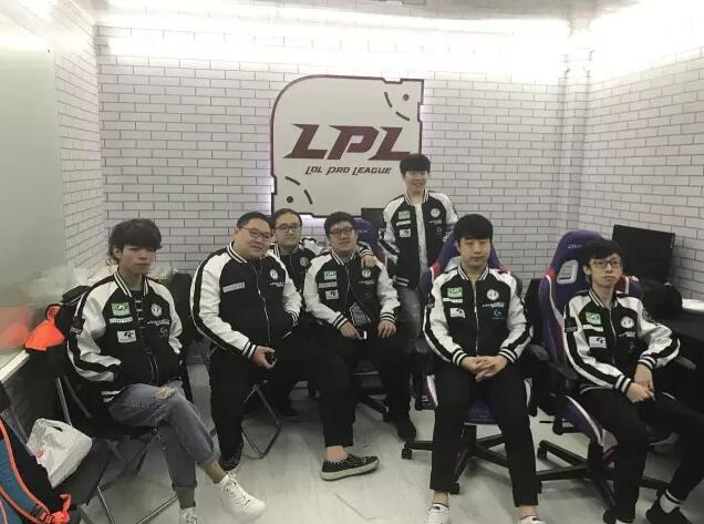 PDD笑笑联手复出?LPL比赛担任IG首发震惊