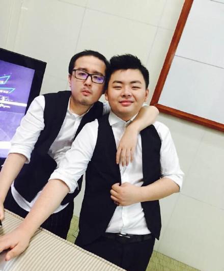 LOL主播笑笑秀恩爱 竟被网友吐槽谁更高?