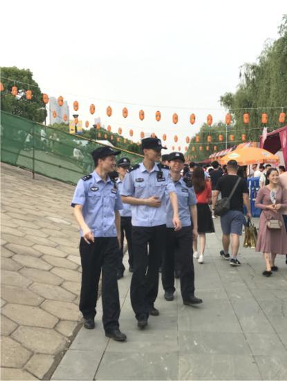 斗鱼直播节迎数十万游客 信号车、警车、医疗