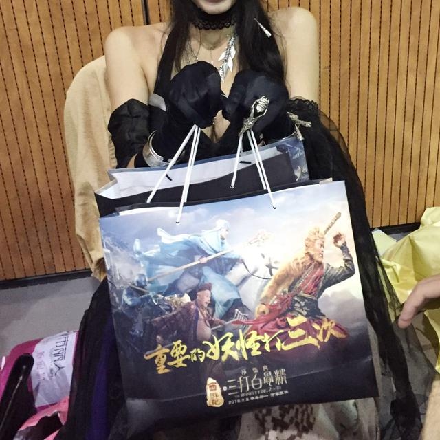 奇葩年终福利 美女暴打三下送年货