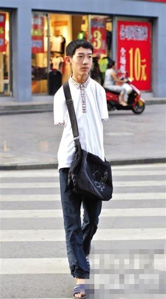 无臂LOL玩家 央视《中国诗词大会》 夺首擂