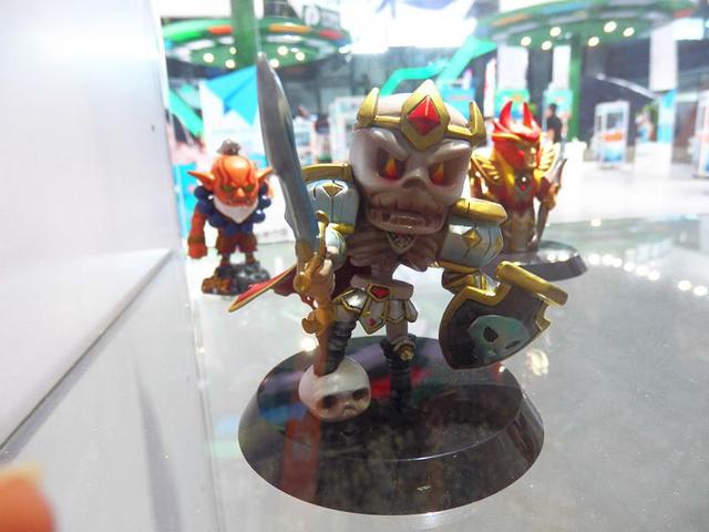 美女会长收集上百手游手办亮相九游展台