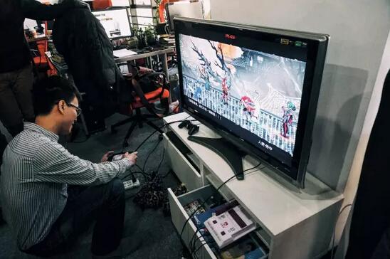 灵游坊的办公室，梁其伟正在玩影之刃