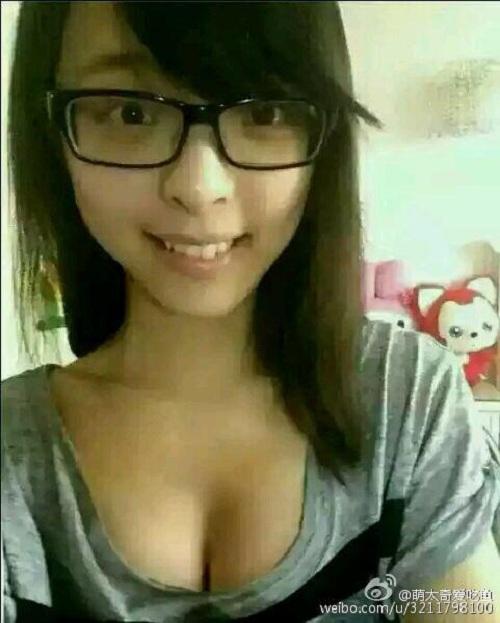 安德罗妮疑似论坛抱怨板娘胸小 被网友认出?_游戏_腾讯网