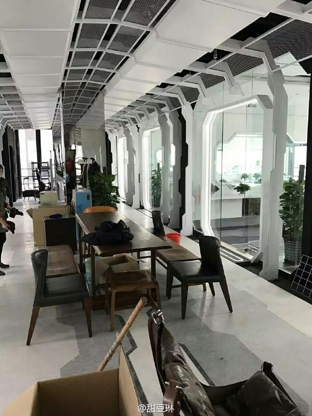 OMG新基地内部曝光 网友:发廊剪发多少钱?