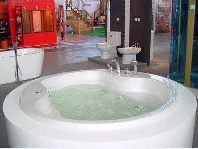 女子浴缸中16小时游泳创纪录 玩游戏打发时间