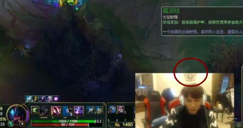 TBQ背后的墙上有个特殊图案的挂饰