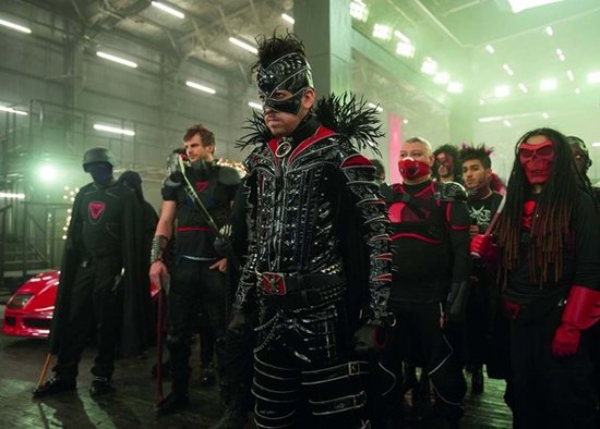 《特攻联盟2》金凯瑞变装一流 带狗上街打烂咖