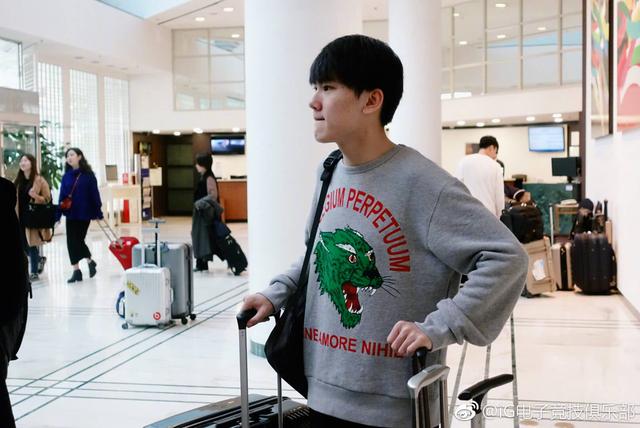 IG顺利抵达半决赛场地 JackeyLove外套网友瞩