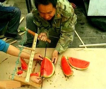 洋葱新闻:自弃者从来扶不起 自强者永远打不倒